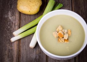 طريقة عمل شوربة البطاطس والكراث