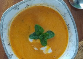 طريقة عمل شوربة الطماطم بالجمبري والكريمة