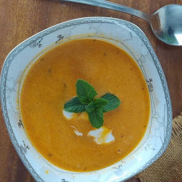 طريقة عمل شوربة الطماطم بالجمبري والكريمة