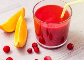 طريقة عمل عصير التوت الأحمر مع البرتقال
