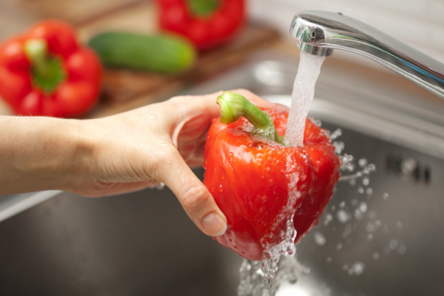 الطريقة الصحيحة لغسل الاطعمة والتخلص من البكتيريا