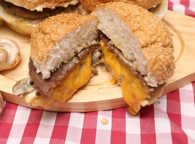 طريقة عمل برجر اللحم مع صوص المشروم