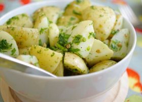 طريقة عمل سلطة البطاطس المسلوقة بالشبت