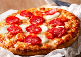 طريقة عمل بيتزا بالطماطم والموزاريلا