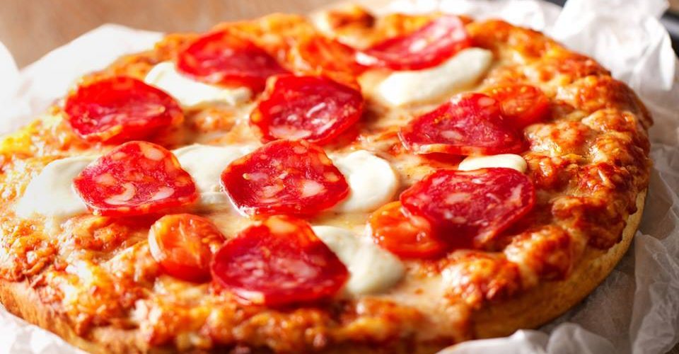 طريقة عمل بيتزا بالطماطم والموزاريلا
