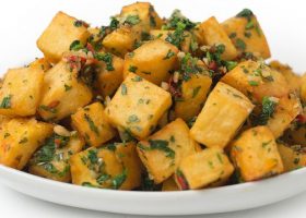 طريقة عمل مكعبات البطاطس مع الكزبرة والثوم