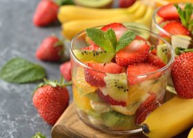 طريقة عمل سلطة فواكة بعصير البرتقال