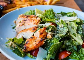 طريقة عمل سلطة الدجاج بجبن البارميزان