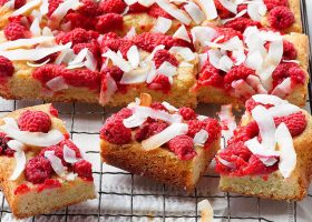 طريقة عمل كيك بالتوت الاحمر وجوز الهند