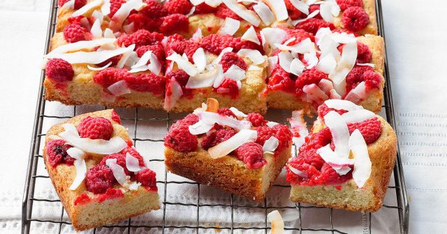 طريقة عمل كيك بالتوت الاحمر وجوز الهند