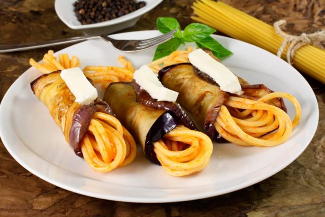 طريقة عمل لفائف الباذنجان بالمكرونه