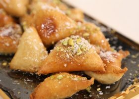 طريقة عمل حلى مثلثات السميد