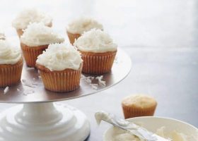 طريقة عمل كب كيك جوز الهند بالكريمة