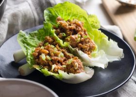 طريقة عمل لفائف الخس بالدجاج