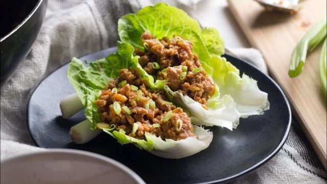 طريقة عمل لفائف الخس بالدجاج