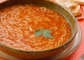 طريقة عمل شوربة الشعيرية بالطماطم