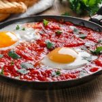 طريقة عمل بيض بالطماطم