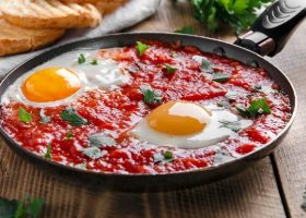 طريقة عمل بيض بالطماطم