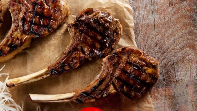 طريقة عمل ريش اللحم المشوية بصلصة الصويا والعسل