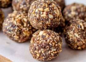 طريقة عمل كرات التمر بالمكسرات