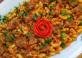 طريقة عمل مكرونة بمكعبات اللحم والصلصة