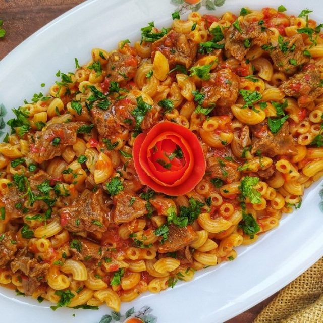 طريقة عمل مكرونة بمكعبات اللحم والصلصة