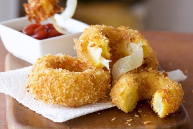 طريقة عمل حلقات البصل بالجبنة