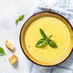 طريقة عمل شوربة الكوسا بالريحان