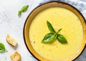 طريقة عمل شوربة الكوسا بالريحان