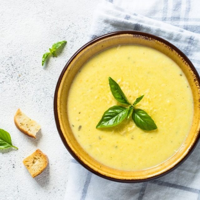 طريقة عمل شوربة الكوسا بالريحان