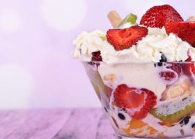 طريقة عمل سلطة فواكه بالقشطة