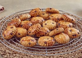 طريقة عمل معمول بحبيبات الشوكولاتة والفستق