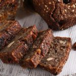 طريقة عمل كيكة التمر والعسل الاسود
