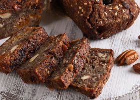 طريقة عمل كيكة التمر والعسل الاسود