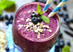 طريقة عمل سموذي التوت بالشوفان