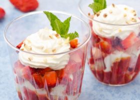 طريقة عمل حلى الزبادي بالفراولة