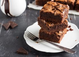 طريقة عمل براونيز بثلاث مكونات فقط