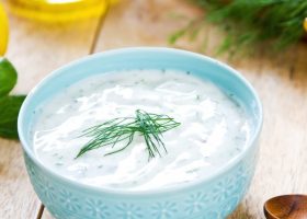 طريقة عمل صلصة الزبادي مع الشبت والنعناع