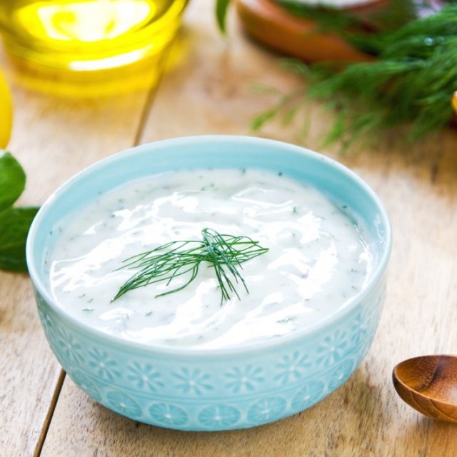 طريقة عمل صلصة الزبادي مع الشبت والنعناع