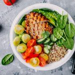 طريقة عمل سلطة الكينوا بالدجاج