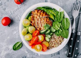 طريقة عمل سلطة الكينوا بالدجاج