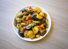 طريقة عمل سلطة باذنجان وبطاطس