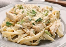 طريقة عمل المكرونة بالدجاج والكريمة
