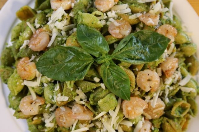 طريقة عمل باستا بصوص الأفوكادو والريحان