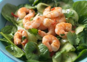 طريقة عمل سلطة الروبيان والخيار الصحية