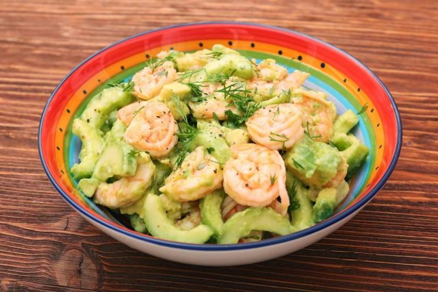 طريقة عمل سلطة الأفوكادو والروبيان