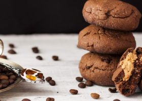 طريقة عمل براونيز كوكيز بحشوة زبدة الفول السوداني