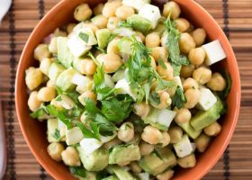 طريقة عمل سلطة الحمص مع الأفوكادو