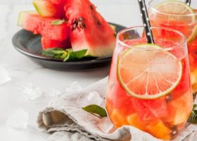 طريقة عمل ليموناضة بالبطيخ والأناناس