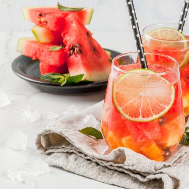 طريقة عمل ليموناضة بالبطيخ والأناناس